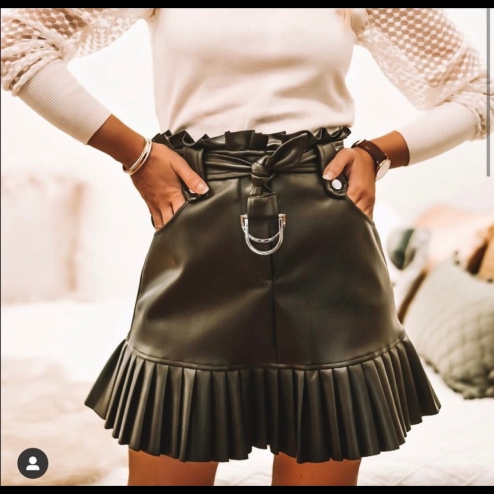 Leather pleated skirt w removable belt